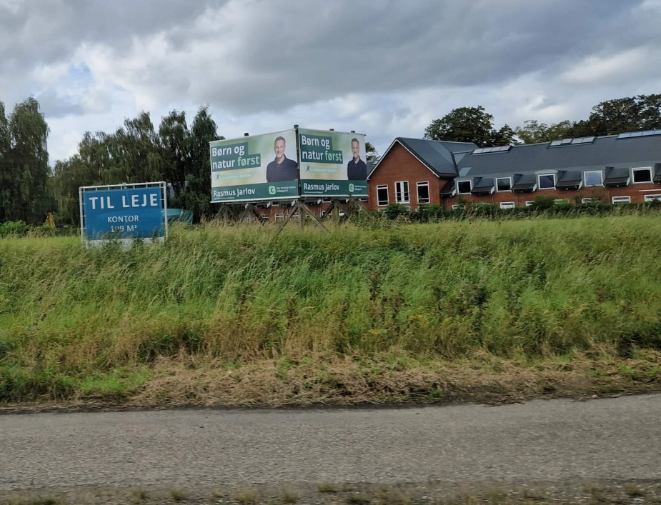 Der er allerede kommet valgbannere op. Lige nu skal de stå på helt bestemte steder - i tilknytning til bebyggelse, udenfor vejarealet og på privat grund efter aftale med grundejeren.