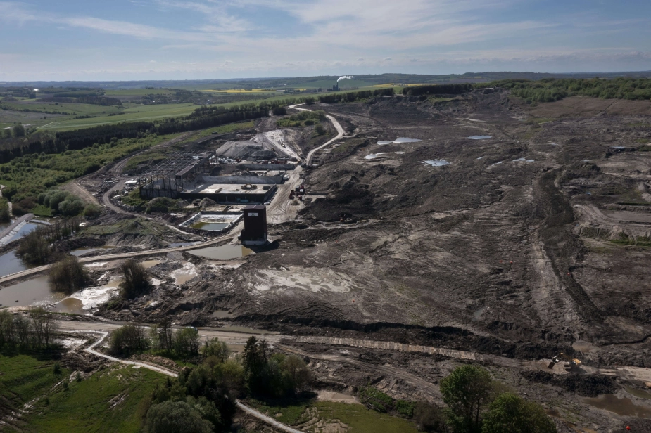 Tre millioner kubikmeter jord satte sig i bevægelse ved jordforarbejdningsvirksomheden Nordic Waste og begravede blandt andet en nærliggende landevej mellem Randers og Aarhus. (Arkivfoto).