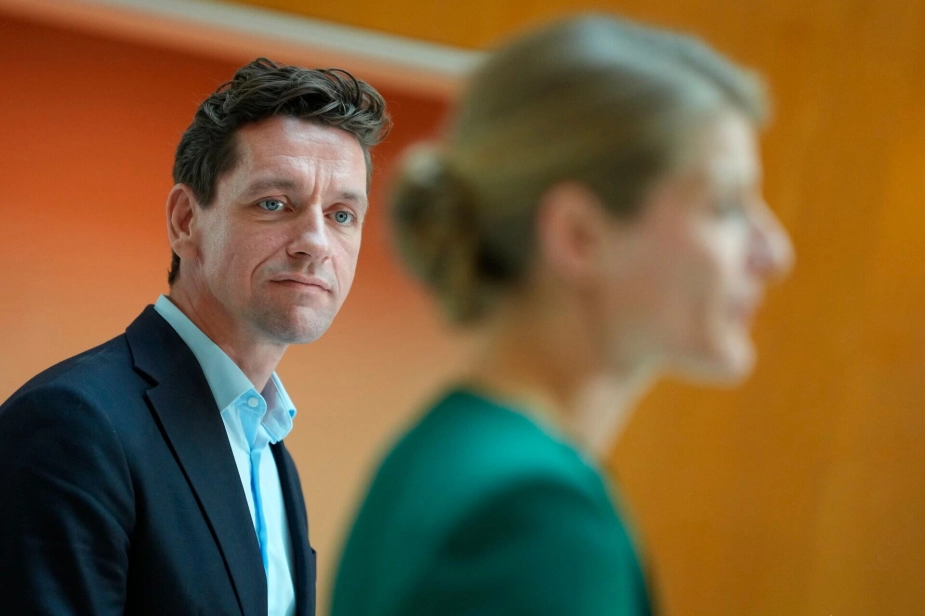 Ane Halsboe-Jørgensen gav stafetten videre til Kaare Dybvad Bek ved overdragelsesceremonien i Beskæftigelsesministeriet fredag i sidste uge.