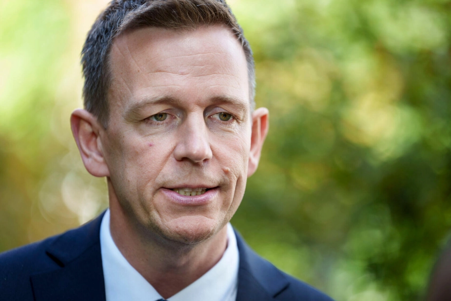 Kommissionen for den glemte kvindekamp kom i januar med en anbefaling om at udvide tildækningsforbuddet til uddannelsesstederne. Til februar vil udlændinge- og integrationsminister Rasmus Stoklund (S) fremsætte et lovforslag om netop det.