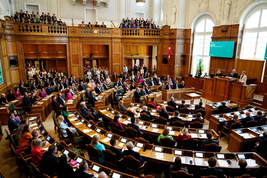 Mette Frederiksen (S) har tirsdag åbnet folketingsåret fra talerstolen. Mens hun talte, offentliggjorde Statsministeriet lovkataloget for folketingsåret 2025/26.