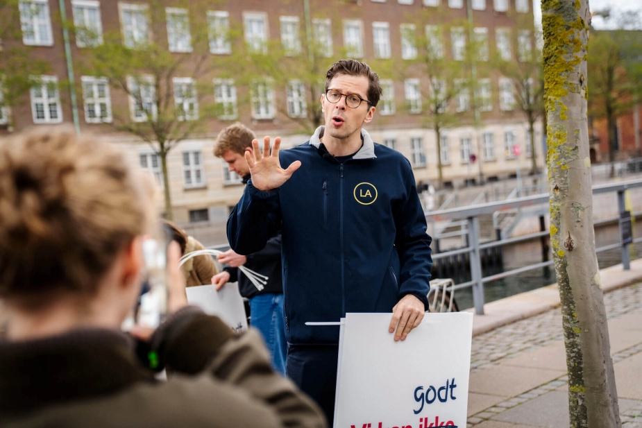 Alex Vanopslagh stiller danskerne i udsigt, at det vil være billigere for dem at skifte kildesortering i husstandene ud med centrale sorteringsanlæg.