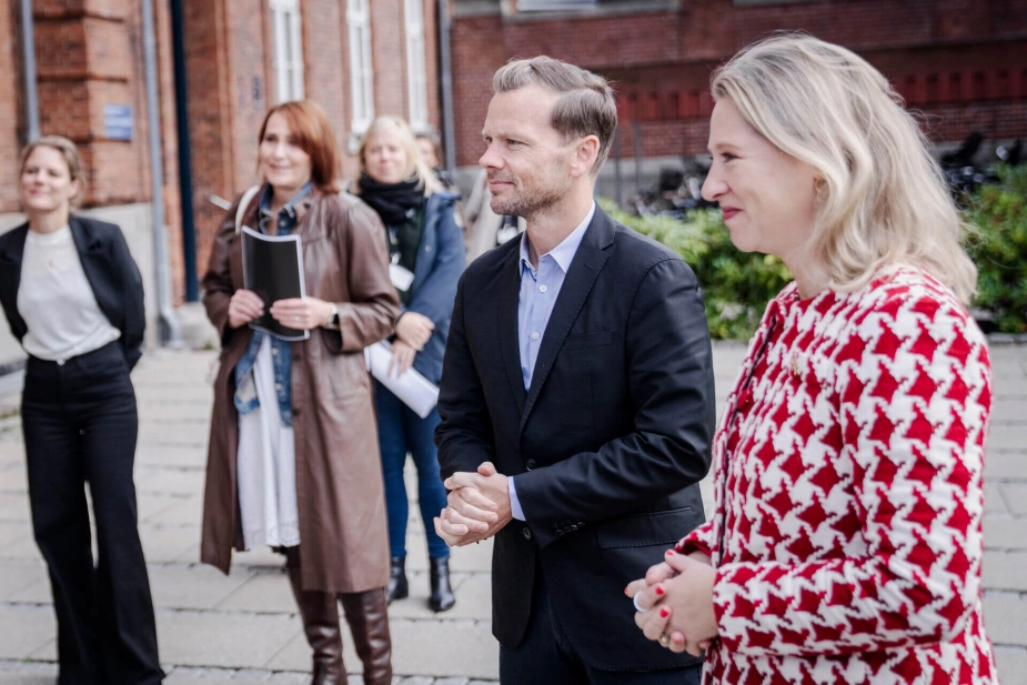 Justitsminister Peter Hummelgaard (S) og social- og boligminister Sophie Hæstorp Andersen (S) vil blandt andet have en øget brug af retsmedicinske screeninger.