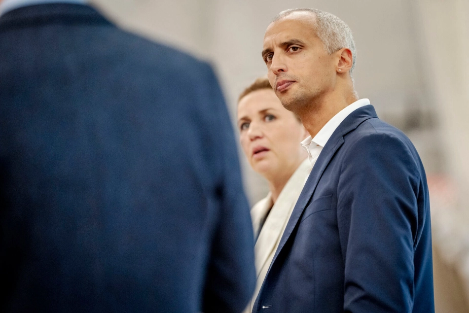 Ifølge fungerende politisk ordfører for Socialdemokratiet, Mattias Tesfaye, er det "stik imod intentionen", at kommuner kan spare penge ved at tildele førtidspension fremfor fleksjob.