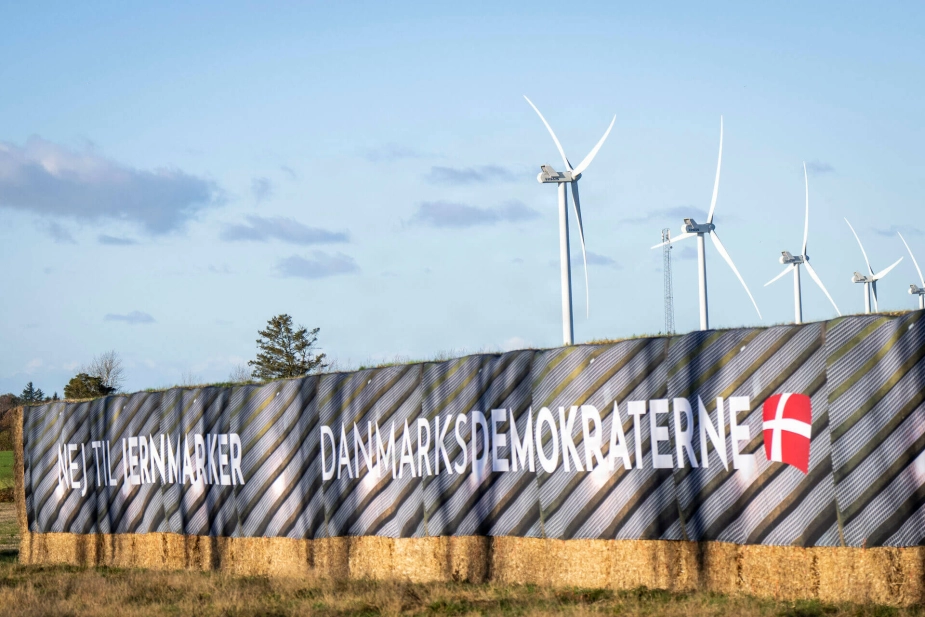Danmarksdemokraterne har ikke lagt skjul på, at partiet er imod solceller. Her ses en valgplakat for Danmarksdemokraterne, "Nej til jernmarker", på Herningvej nær Ølstrup i Ringkøbing-Skjern Kommune, mandag den 17. november 2025.