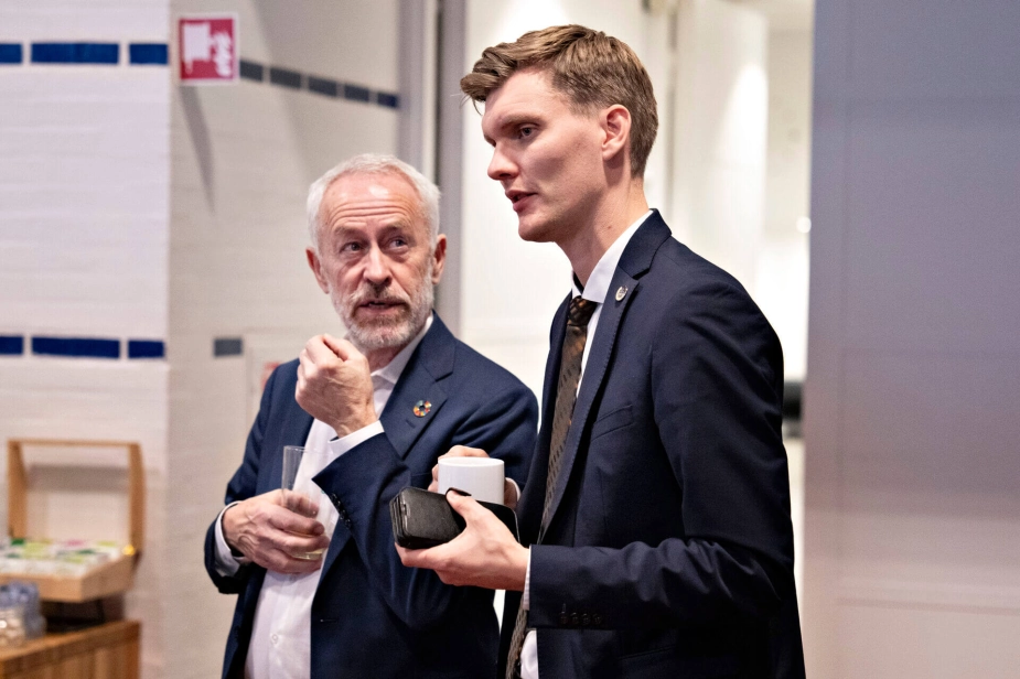 Her ses De Radikales Jes Lunde (t.v), som kortvarigt havde borgmesterposten, og Lasse Frimand (S) som tilsyneladende igen har flertal bag sig.