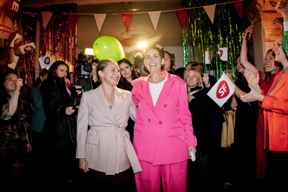 Ny overborgmester Sisse Marie Welling og partiformand Pia Olsen Dyhr i går på valgaften, da SF holdt sin valgfest i LitteraturHaus på Nørrebro i København.