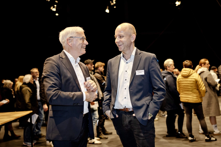 På valgdagen blev der udvekslet smil i Holstebro mellem afgående borgmester Hans Christen Østerby (S) og Venstres spidskandidat, Kenneth Tønning.