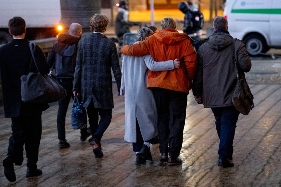 Pernille Rosenkrantz-Theil Iigrå frakke) og hendes team forlader Københavns Rådhus dagen efter valget.