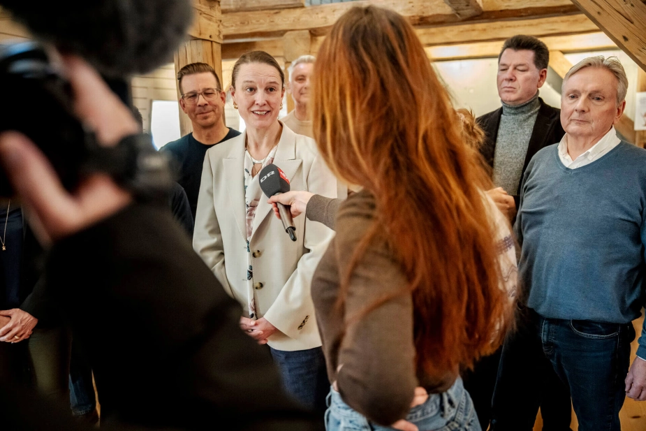 Borgmester Marie-Louise Brehm Nielsen, Henrik Jacobsen (th.) og Tine Vinther Clausen opsagde deres abonnementer hos lokalmediet Folketidende i kølvandet på en kritisk artikel med anonyme kilder.