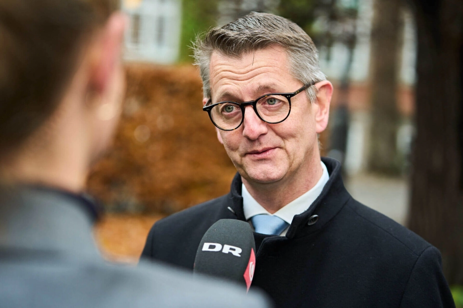 Torsten Schack Pedersen (V) er sammen med regeringen ved at afklare, om der skal indkaldes til politiske forhandlinger om akutpakken, fortæller han til DR.