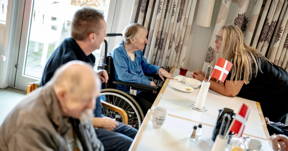 Politikerne på Christiansborg skal overveje to muligheder, hvis kommunerne og dem selv trods alt skal have lidt mulighed for at følge udviklingen i tilfredsheden med plejehjemmene som følge af ældrereformen.