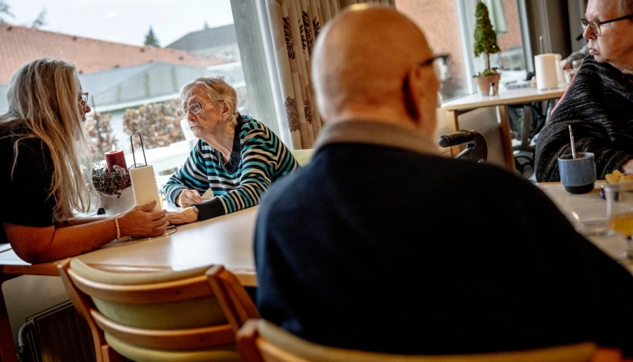 Forskningsprojektet Vores Madklub blev sat i gang i 2024 for at skaffe viden om, hvordan beboere på plejehjem oplever at deltage i og være med til at skabe en madklub – og ikke mindst, hvordan deltagelse i en madklub kan forebygge ensomhed.