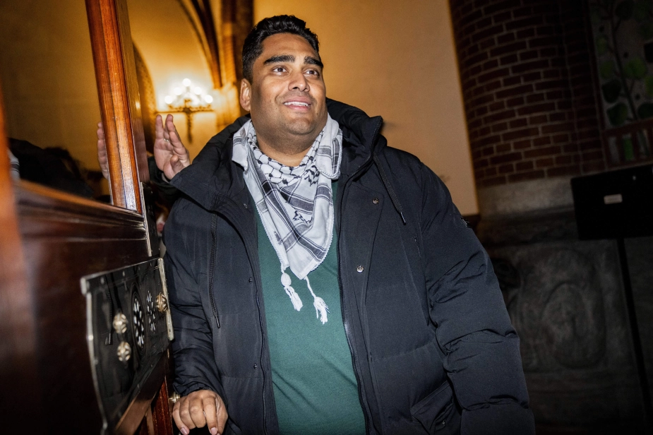 Sikandar Siddique (Frie Grønne) ankom til Københavns Rådhus natten til onsdag den 19. november, efter at det stod klart, at Frie Grønne havde fået et mandat i Københavns Borgerrepræsentation.
