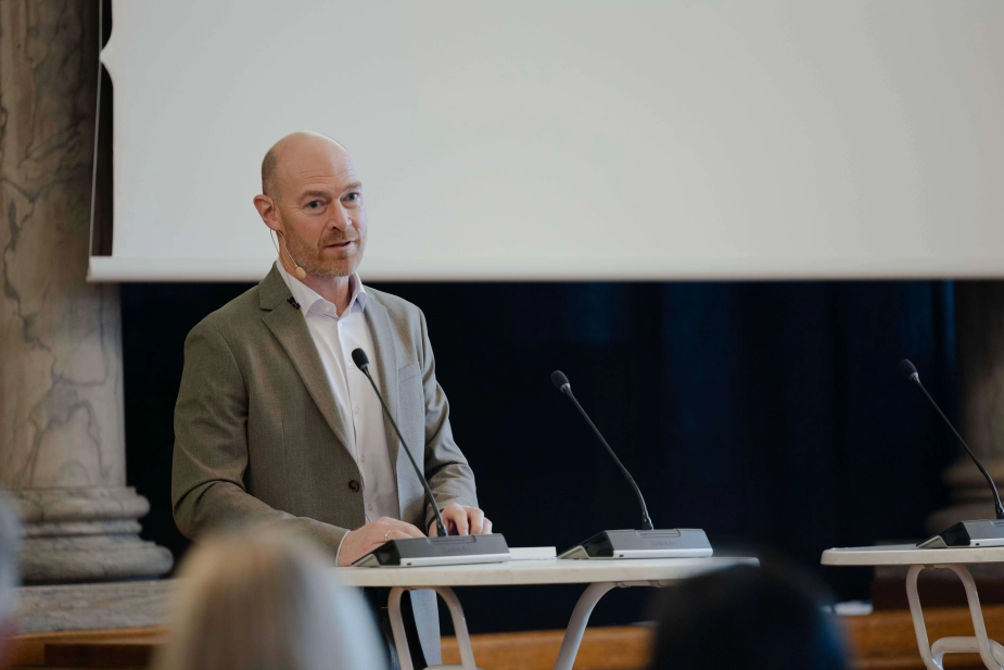 Thomas Bredgaard, professor i arbejdsmarkedspolitik ved Center for Arbejdsmarkedsforskning på Aalborg Universitet, ser både muligheder og udfordringer i regeringens forslag om ekstra støtte til unge med psykiske diagnoser.