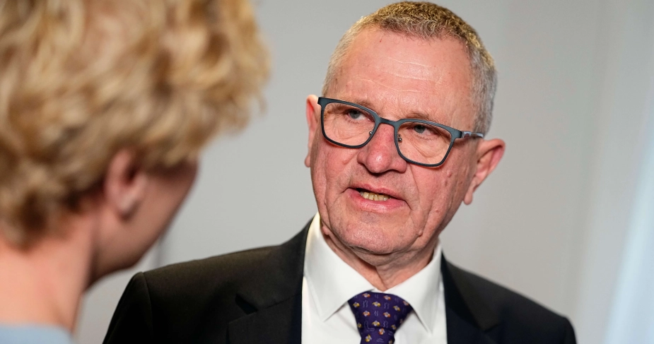 NB-Ældres journalist Anders Rytoft interviewer tiltrædende ældreminister Henrik Frandsen efter ministeroverdragelsen i Ældreministeriet tirsdag.
