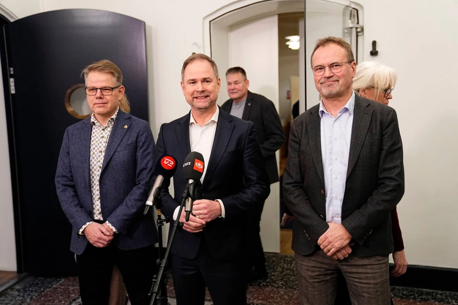 Finansminister Nicolai Wammen (S) præsenterer ny overenskomst sammen med Gordon Ørskov Madsen (th.), der er topforhandler for de statsligt ansatte, og Thomas Kepler, der er Akademikernes formand (tv.).