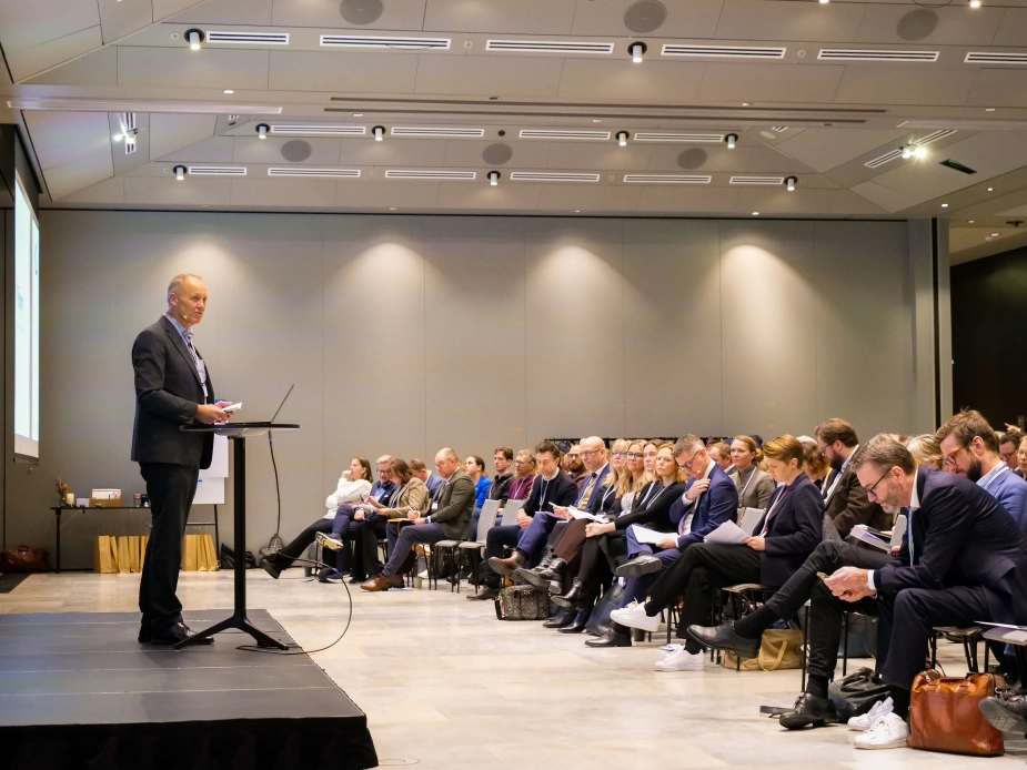 Martin Damm (V) byder de fremmødte velkommen til politisk møde om beredskab.