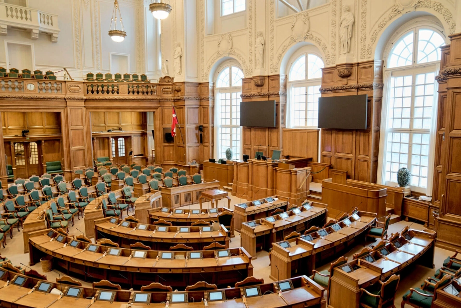 Lovforslag, der ikke nåede at blive endeligt vedtaget inden valgudskrivelsen, bortfalder som følge af Grundlovens paragraf 41. Skal lovforslagene realiseres, skal de genfremsættes.