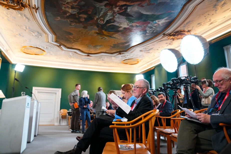 Alle landets kommuner bør gå igang med at lave deres egne 2035-planer med råderumsprojekter, som kan sikre mere service for de samme eller færre penge, skriver chefredaktør Arne Ullum, der havde travlt med læse detaljerne i regeringens plan inden dagens pressemøde.