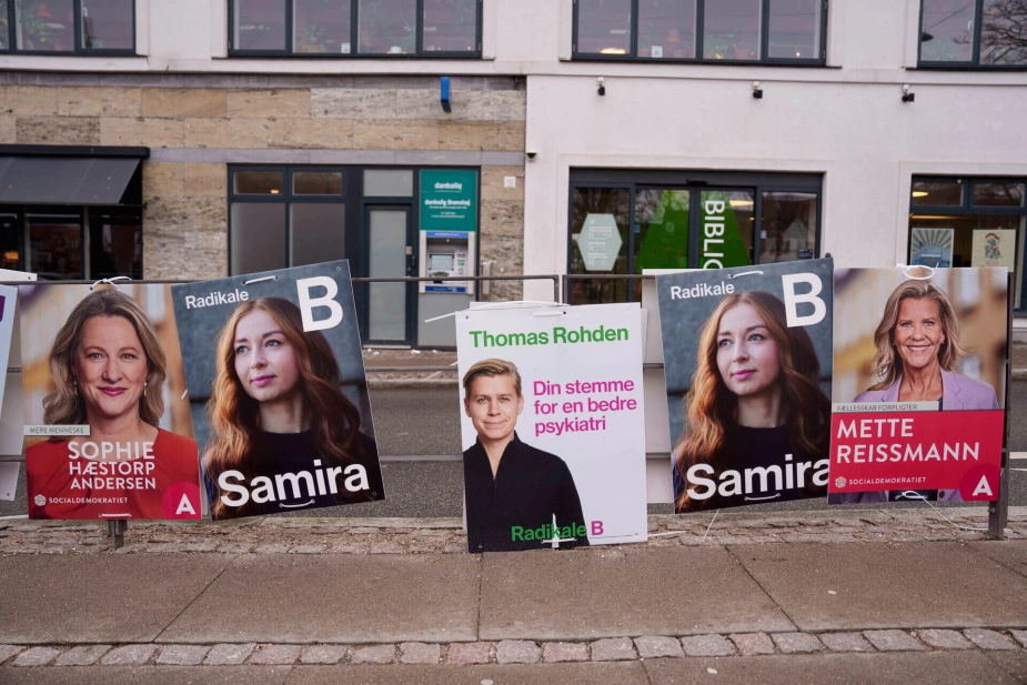 Ligesom ved valget i 2022 indledte regering et forhandlingsforløb så sent i valgperioden, at det blev afbrudt af et Folketingsvalg.