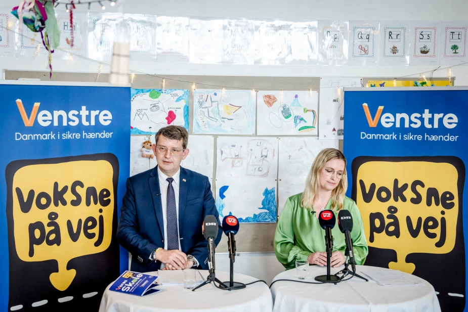 Pressemødet foregik på Bordings Friskole på Østerbro, hvor Venstre-toppen blev modtaget af et hav af glade skolebørn i skolegården.