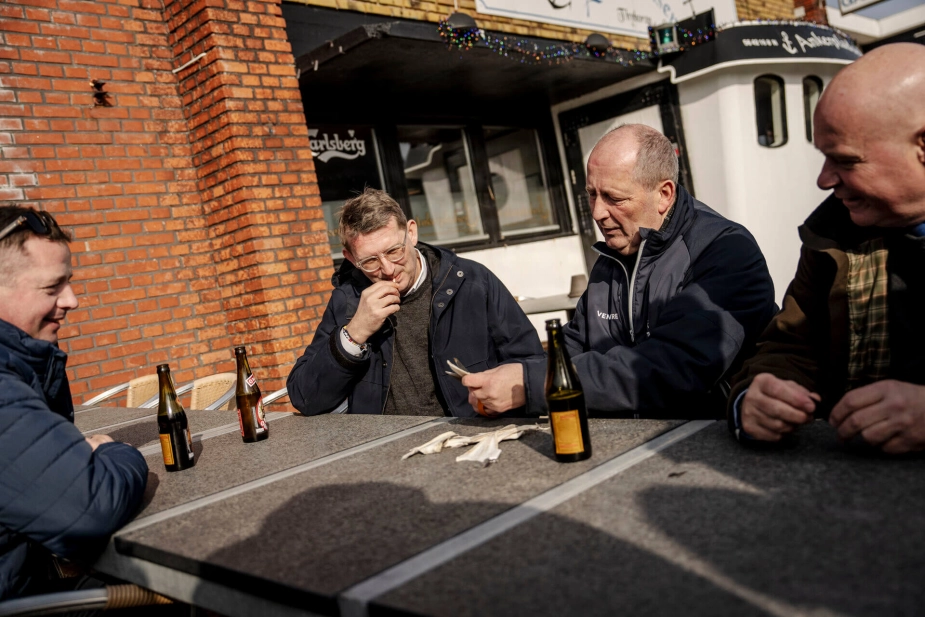 Thomas Danielsen, Troels Lund Poulsen og Søren Gade må undvære Erik Flyvholm (i midten til højre), hvis de i fremtiden nyder en fyraftensøl efter en lang dag på tinge. Fotoet er fra 9. marts.