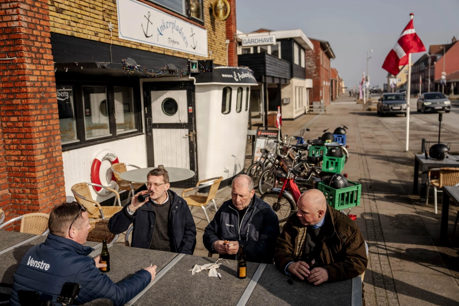 Fra venstre på billedet: Troels Lund Poulsen, Erik Flyvholm, Søren Gade og Thomas Danielsen (med ryggen til) nød i marts en kold øl efter de havde kørt på knallert i Thyborøn i forbindelse med forårets valgkamp. Nu har Erik Flyvholm overtaget Søren Gades mandat i Folketinget. Flere Venstre-folk udtrykker, at de har svært ved at se destinationen på Venstres rejse.