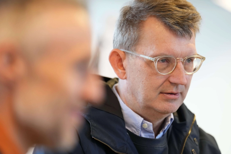 "Det er trist, at vi nu er nået dertil i valgkampen, at man begynder at rette sådanne angreb og fortælle om, hvad der sker på regeringsmøder," siger Troels Lund Poulsen (V) til DR.