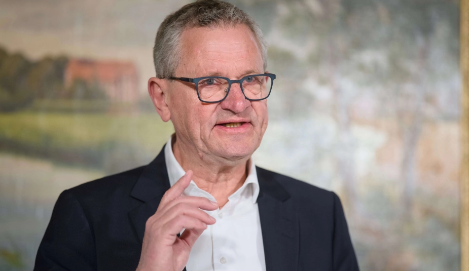 "Jeg tror, at faste teams over tid kan være med til at reducere nogle af dokumentationskravene," siger fungerende ældreminister Henrik Frandsen (M).