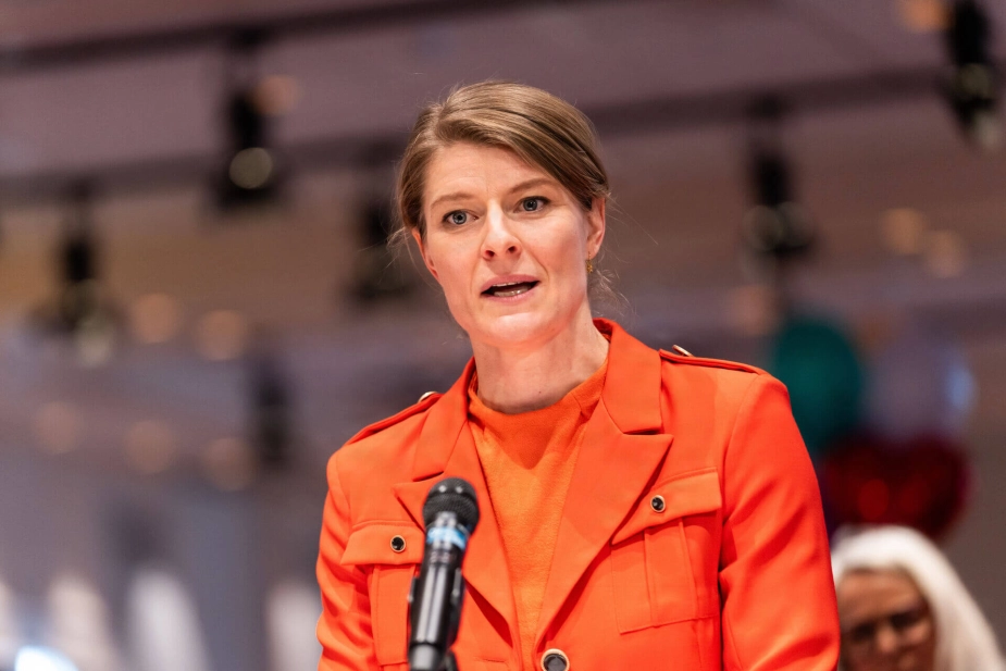 Trods en bekendtgørelse om ligestilling ser minister Ane Halsboe-Jørgensen (S) flere eksempler på kønsopdelt svømning. "Det er ikke sådan, vi skal drive foreningsliv i Danmark," skriver hun i et brev til kommunerne.