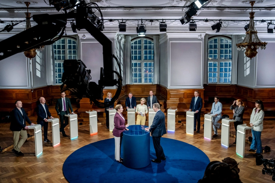 Formand for Socialdemokratiet Mette Frederiksen og Venstres formand Troels Lund Poulsen under TV2’s partilederdebat på Christiansborg mandag aften – få timer før valget, der kan få betydning for beskæftigelsesreformens videre skæbne.