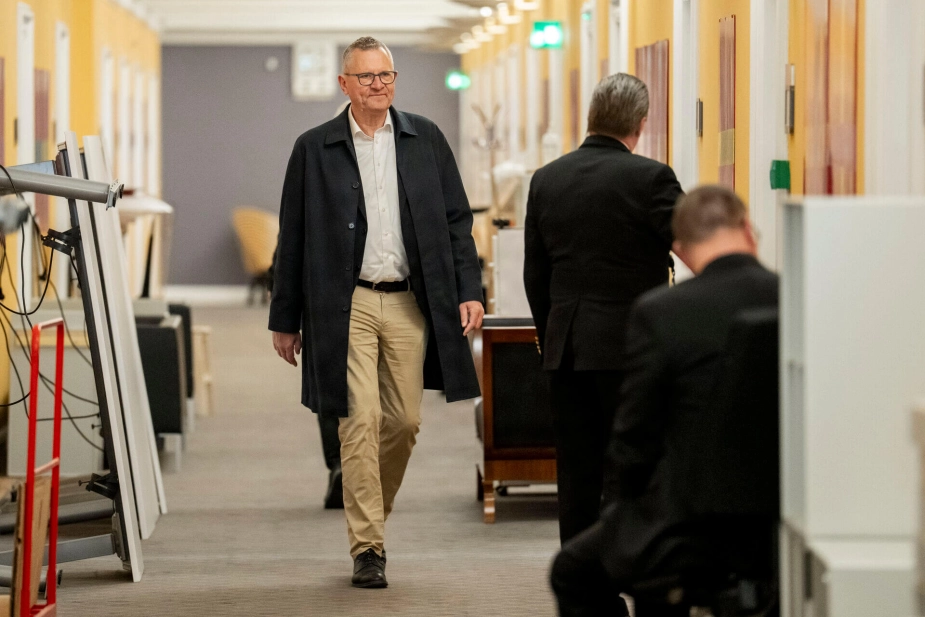 Moderaternes Henrik Frandsen (M) ankommer til møde i Det Udenrigspolitiske Nævn på Christiansborg den 15. april 2026. Fra oktober skal han være Folketingets formand.