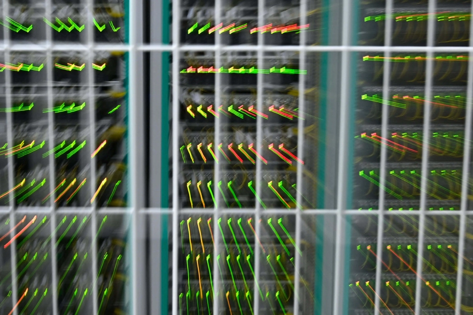 I flere lande, som her i Frankrig, er der i de seneste år bygget datacentre, som bruger meget strøm. Herhjemme mener tre politiske partier, at der er behov for at prioritere i adgangen til elnettet.