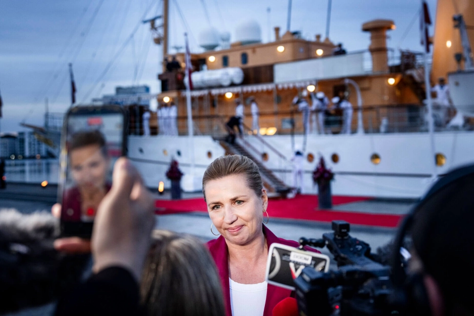 Mette Frederiksen foran Kongeskibet mandag aften.