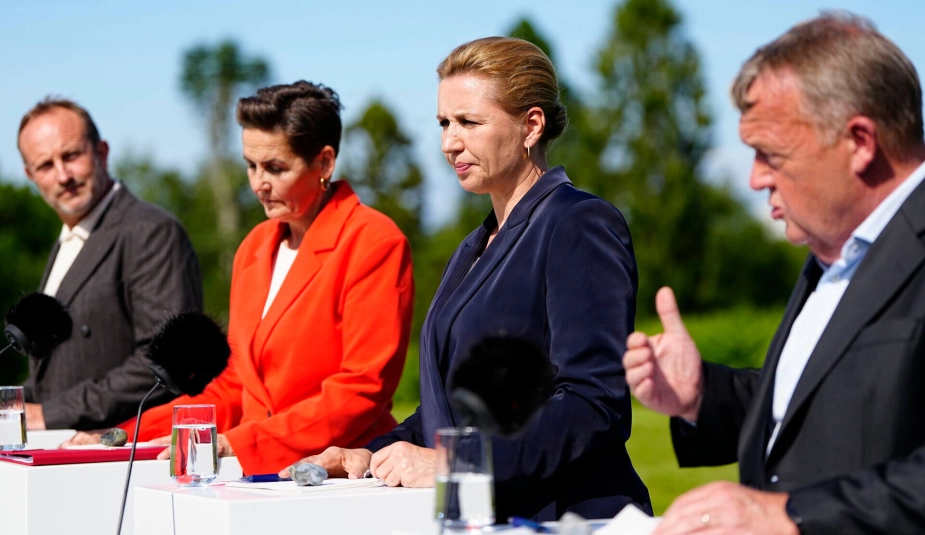 Den nye regering med i partilederne Martin Lidegaard (RV), Pia Olsen Dyhr (SF), Mette Frederiksen (S) og Lars Løkke Rasmussen (M) i spidsen præsenterede tirsdag eftermiddag sit nye regeringsgrundlag.