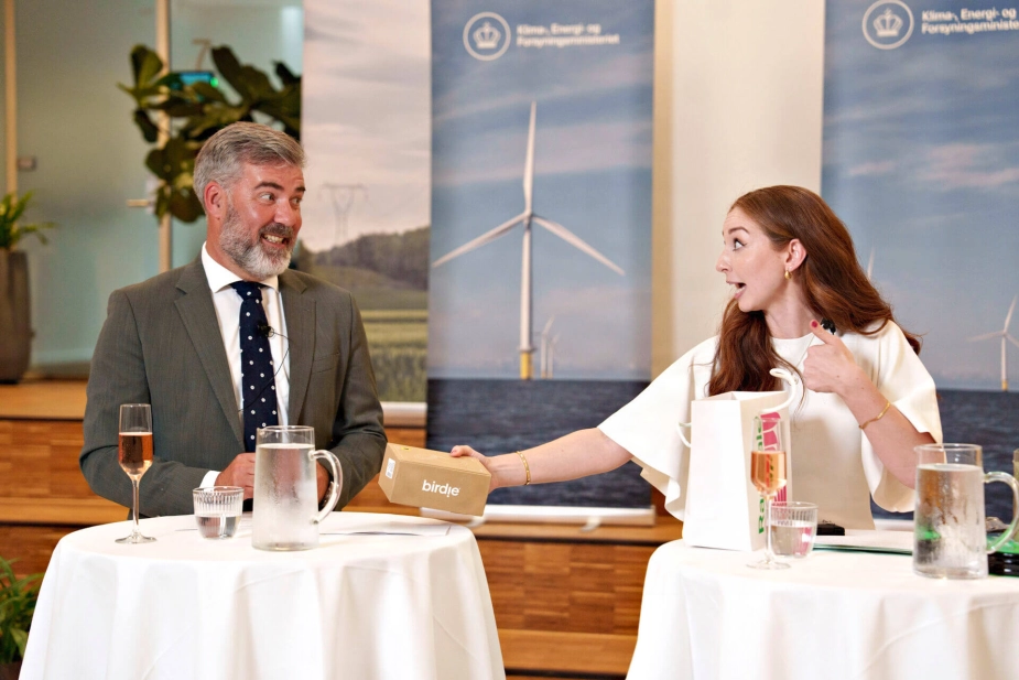 Lars Aagaard (M) modtog Bibelen og en såkaldt Birdie, som er en indeklimamåler, af Samira Nawa (R), da han onsdag eftermiddag overdrog Klima-, Energi- og Miljøministeriet.
