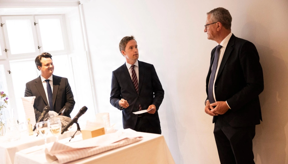 Departementschef Janus Breck (tv), Jacob Mark (SF), ny børne-, ældre- og boligminister og afgående ældreminister Henrik Frandsen (M) under ministeroverdragelsen onsdag eftermiddag.