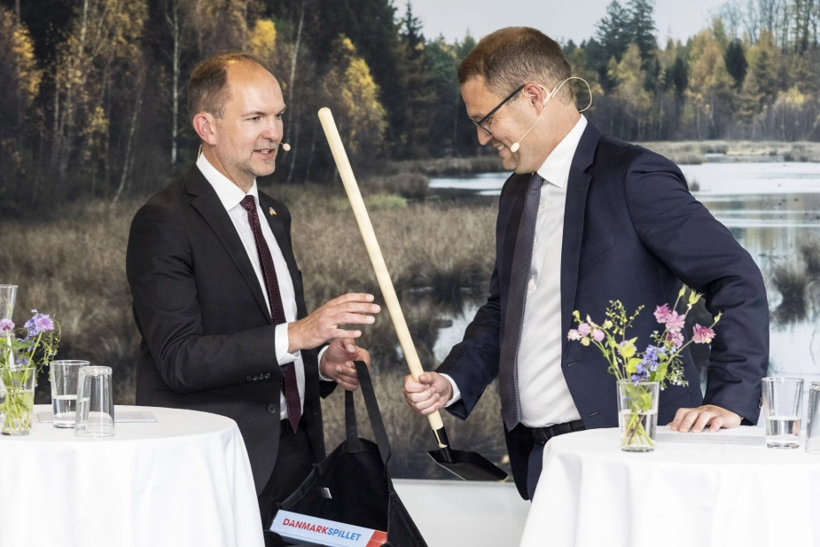 Her får Christian Rabjerg Madsen overleveret sit nye værktøj, som han skal bruge til at plante træer ude i kommunerne. Det kræver en vis teknik, fortæller Jeppe Bruus.