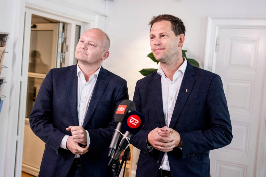 Regionsrådsformand i Region Hovedstaden Lars Gaardhøj (S) og formand for Danske Regioner Mads Duedahl (V) før sættermødet til forhandlinger om økonomiaftaler for 2027 mellem Danske Regioner og regeringen i Økonomi- og Indenrigsministeriet i København.