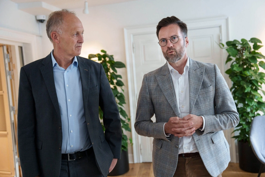 Næstformand Martin Damm (V) og formand Peter Rahbæk Juel (A) før Sættermødet til forhandlinger om økonomiaftaler for 2027 mellem Kommunernes Landsforening (KL) og regeringen i Økonomi- og Indenrigsministeriet i København, onsdag den 10. juni 2026.