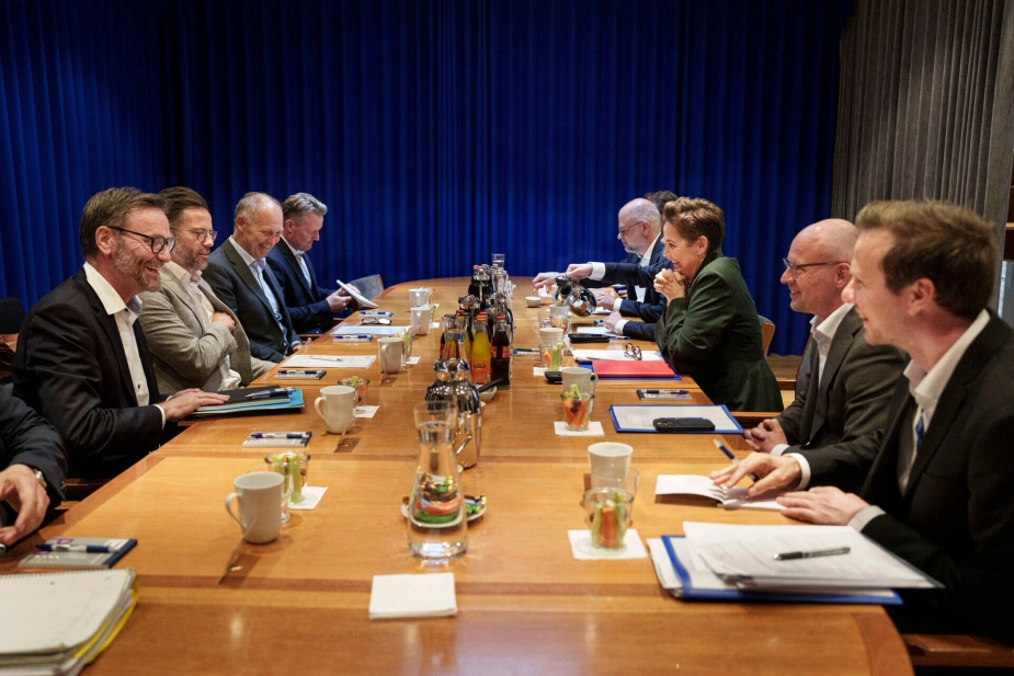 Formand Peter Rahbæk Juel (A) og næstformand Martin Damm (V) ved Sættermødet til forhandlinger om økonomiaftaler for 2027 mellem Kommunernes Landsforening (KL) og regeringen med økonomi- og indenrigsminister Pia Olsen Dyhr (SF) og finansminister Peter Hummelgaard (S) i Økonomi- og Indenrigsministeriet.