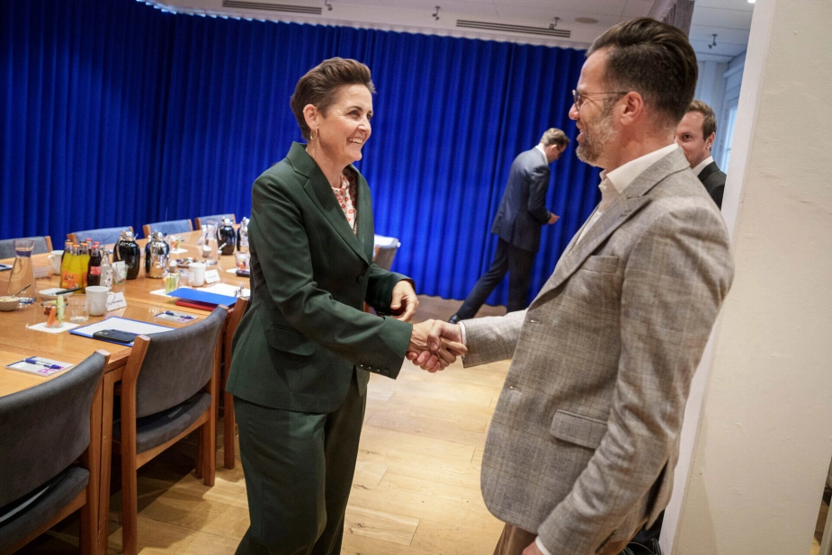 Økonomi- og indenrigsminister Pia Olsen Dyhr (SF) hilser på KL-formand Peter Rahbek Juel (S) til sættemøde i Økonomiministeriet onsdag den 11. juni.
