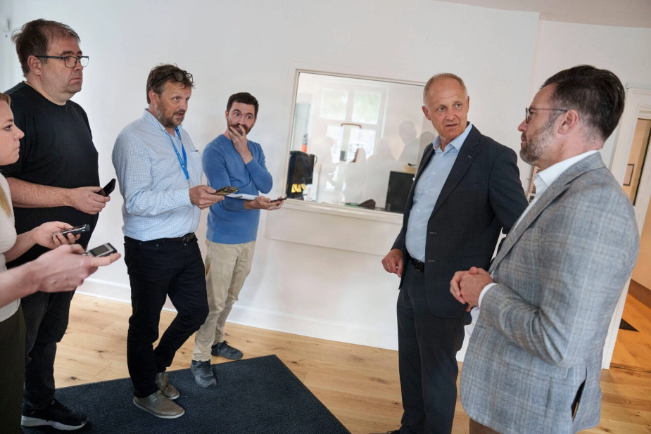 Næstformand Martin Damm (V) og formand Peter Rahbæk Juel (A) før Sættermødet til forhandlinger om økonomiaftaler for 2027 mellem Kommunernes Landsforening (KL) og regeringen i Økonomi- og Indenrigsministeriet.
