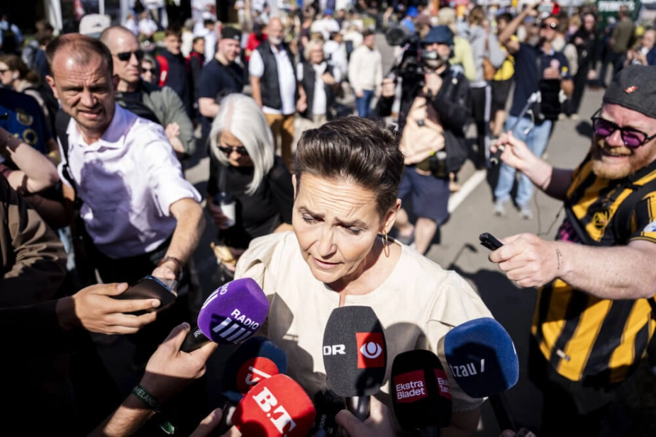 Pia Olsen Dyhr blev omringet af pressen inden arrangement i SF's telt på Folkemødet fredag.