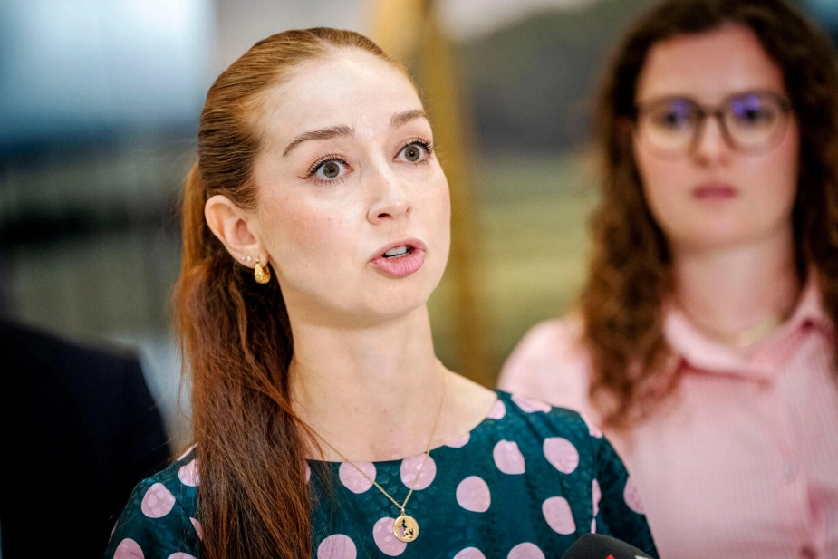 Samira Nawa (R) er som ny klima-, energi og forsyningsminister klar til at undersøge en forlængelse af licenser til at udvinde gas fra Nordsøen.