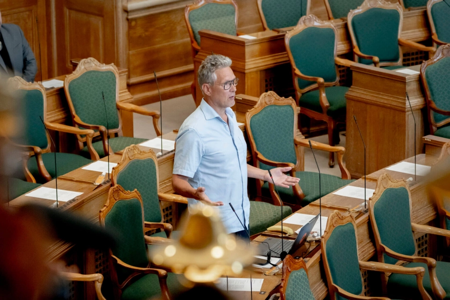 "Retssikkerhed er ikke rødt, blåt eller grønt. Danskernes ret til at få en lovlig behandling af myndighederne er ikke et politisk spørgsmål. Det er et etisk spørgsmål, der samler et flertal på tværs af Folketingssalen," skriver Torsten Gejl (Å), der har været med til at skaffe flertallet.
