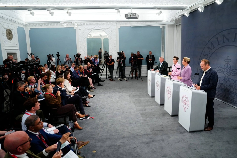 Statsminister Mette Frederiksen (S), økonomi- og indenrigsminister Pia Olsen Dyhr (SF), udenrigsminister Lars Løkke Rasmussen (M) og erhvervs- og konkurrencekraftsminister Martin Lidegaard (R) holder pressemøde om regeringens arbejdsprogram for den kommende sæson i Spejlsalen i Statsministeriet på Christiansborg i København, onsdag d. 19. august 2026.