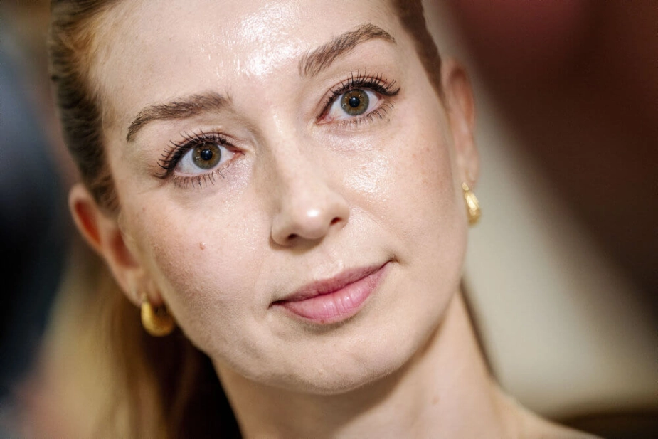 Klima-, energi- og forsyningsminister Samira Nawa (R) mener, at regeringen har anskueliggjort vejen til indfrielsen af klimamålet i 2035, selvom der mangler tiltag for over fire millioner ton CO2. (Arkivfoto).