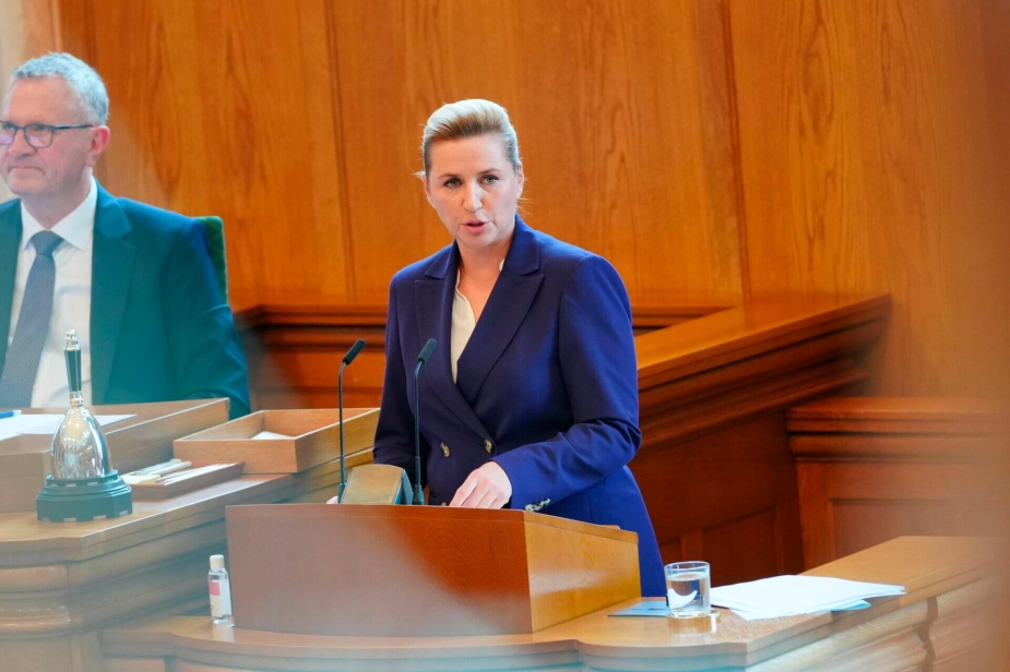 Statsminister Mette Frederiksen (S) pegede i sin åbningstale på Lemvigs rejefabrik som et konkret eksempel på et lokalt projekt, hvor statslige regler spænder ben.